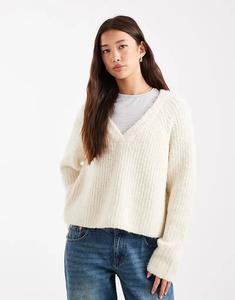 Мягкий пушистый трикотажный джемпер Vero Moda с V-образным вырезом кремового цвета