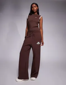 Коричневые джоггеры с высокой талией и широкими штанинами из флиса Nike Phoenix Fleece