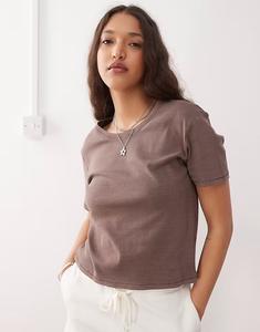 Укороченная футболка Monki шоколадно-коричневого цвета