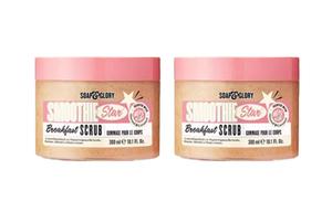 Охлаждающий скраб для тела tranquil enchantment с ароматом кокосового молока, розы и лаванды SOAP&GLORY