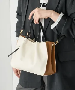 Сумка-тоут квадратной формы из искусственной кожи с плечевым ремнем.