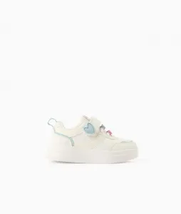 Детские спортивные туфли для девочки с застежкой-липучкой и декоративными сердечками Zippy, белый