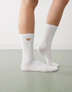 Носки Monki с вырезанным сердцем белого цвета