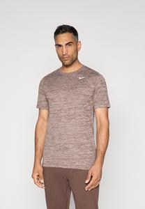 Футболка Nike Performance TEE NEW VENEER, Baroque Brown/Multi-Coloured