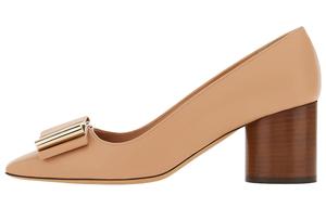 FERRAGAMO Туфли-лодочки на каблуке 60 мм с бантом, бежевые