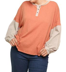 Топ Henley Color Block в терракотовом цвете umgee, цвет terracotta