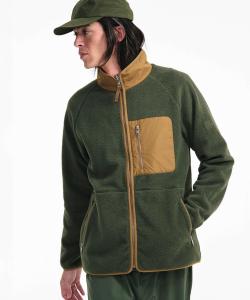 Футболка с вышитым логотипом в одной точке, воротником-стойкой и отделкой из флиса с шерпой и боа.