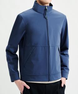 Куртка-солдшелл с застежкой-молнией во всю высоту.