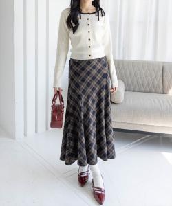 Вязаный кардиган с ленточкой на плечах, подобранной по цвету.