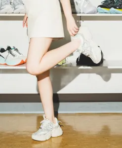 кроссовки, украшенные камнями