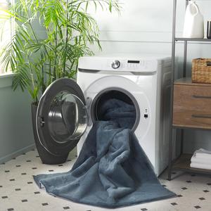 Ковер SAFAVIEH, 61 x 92 см, из искусственного кроличьего меха, Dark Grey, однотонный дизайн, можно стирать в машине, противоскользящий, идеален для помещений с высокой проходимостью: прихожая, гостиная, холл, спальня (FRF976H)