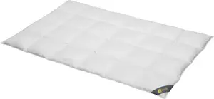 Одеяло Down Duvet Gold Наполнитель: 100% гусиный пух Чехол: 100% хлопок Размер: 135 x 200 см Класс теплоты: ультралегкий Spessarttraum