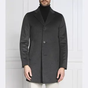 Изготовлен из шерсти сторвик с добавлением кашемира. Oscar Jacobson, черный