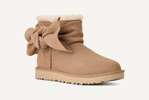UGG Классические женские мини-сапожки с бантом, песочного цвета