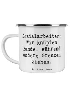 Кружка с надписью: Социальный работник объединяется с... в белом Mr. & Mrs. Panda