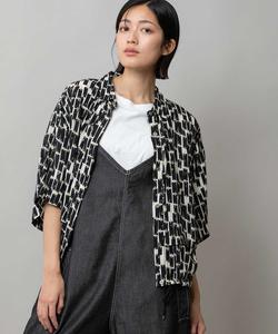 Рубашка с жаккардовым принтом, заправленная в брюки