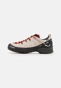 Кроссовки WILDFIRE 2 GTX Salewa, цвет oatmeal/black