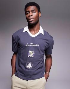 Рубашка-поло свободного кроя ASOS DESIGN темно-серого цвета со спортивным принтом спереди