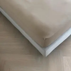 Простыня на резинке Kayori Tara для наматрасника, серо-коричневая, 180-200x200-220 см, хлопок, для матрасов высотой до 12 см, не требует глажки, легкий уход Three Lilies B.V.