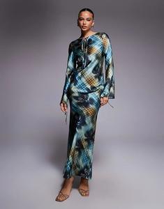 Платье макси Daska из атласа с принтом в кобальтово-синий цвет с абстрактным рисунком в клетку