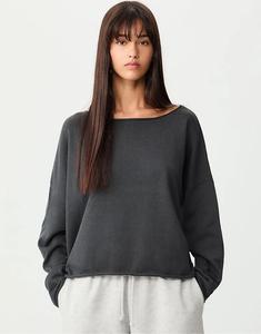 Укороченный свитер Stradivarius с вырезом-лодочкой темно-серого цвета