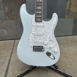 Fender Kenny Wayne Shepherd Stratocaster, палисандр, прозрачный выцветший синий.