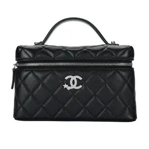 CHANEL Женская косметичка из телячьей кожи