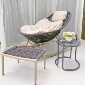 Комплект мебели для отдыха Audun: Плетеное кресло-качалка, кофейный столик и подставка для ног
