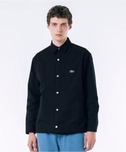 Ветрозащитная, водоотталкивающая рубашка-куртка с затягивающимся шнурком по низу.