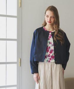 Джинсовая куртка без воротника, которую можно стирать.