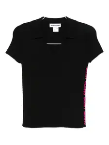 Футболка с V-образным вырезом и логотипом сбоку DKNY, черный