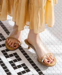 Сандалии LE VERNIS с кольцом на палец ноги Noble, цвет White B