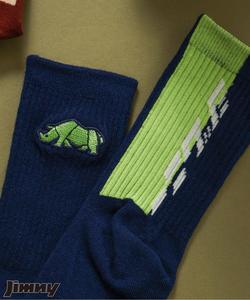 Носки Jimny, выполненные в цветовой гамме, сочетающейся с логотипом и рисунком.