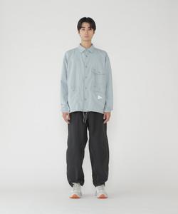 мятая нейлоновая рубашка