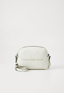 Сумка через плечо SCULPTED CAMERA BAG Calvin Klein Jeans, кремовый