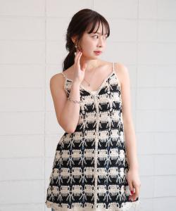 Мини-платье, связанное крючком в двух направлениях спереди и сзади.