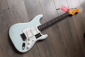 FENDER «American Vintage II 1965 Stratocaster, гриф из розового дерева с закругленной накладкой, Sonic Blue», ЖЕСТКЫЙ ЧЕХОЛ, 3,69 кг