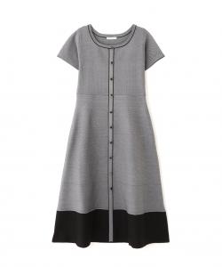 Вязаное платье с короткими рукавами и расклешенной юбкой