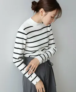 Трикотажный топ в рубчик с рукавами на пуговицах, высоким воротником.