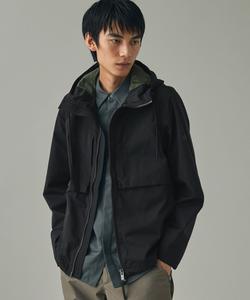 Водоотталкивающая куртка с вышитым логотипом в одной точке и двумя карманами, с капюшоном.