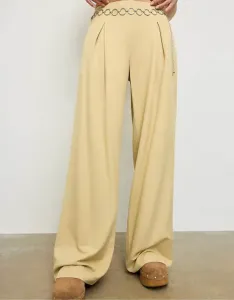 Атласные брюки с вытачками и цепочкой Stradivarius пастельно-желтого цвета