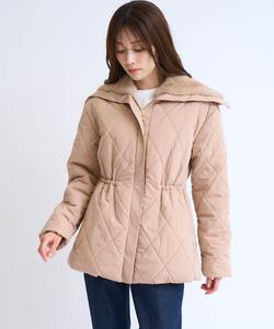 стеганое пальто с меховым воротником