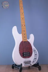 Sterling от Music Man Stingray Ray24CA в цвете Олимпийский белый