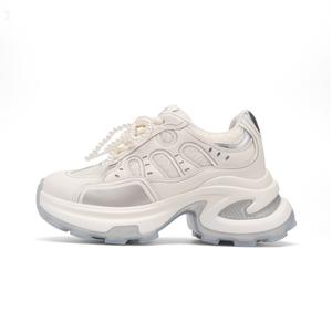 Низкие массивные кроссовки с нескользящим и износостойким покрытием для женщин KODI, White