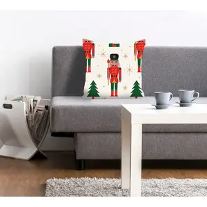 Подушка для декора Mick с щелкунчиками и елями Queence, Rot/grün + bedruckt