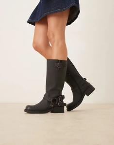 Гламурные байкерские сапоги с ремешками черного цвета