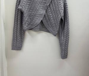 Женский вязаный водолазный свитер с перекрестным вырезом в сером меланже Aureum, серый