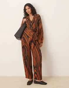 Мягкие зауженные брюки ASOS DESIGN с абстрактным принтом