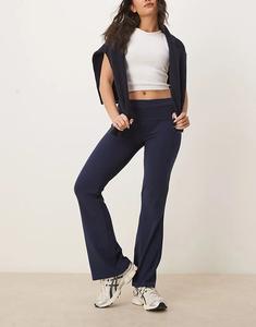 Трикотажные брюки Gina Tricot Soft Touch прямого кроя со складками темно-синего цвета