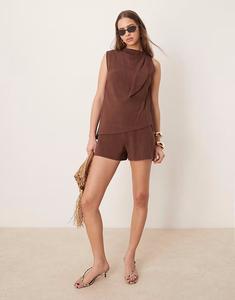 Льняной двухслойный комбинезон с завязкой на шее ASOS DESIGN шоколадного цвета